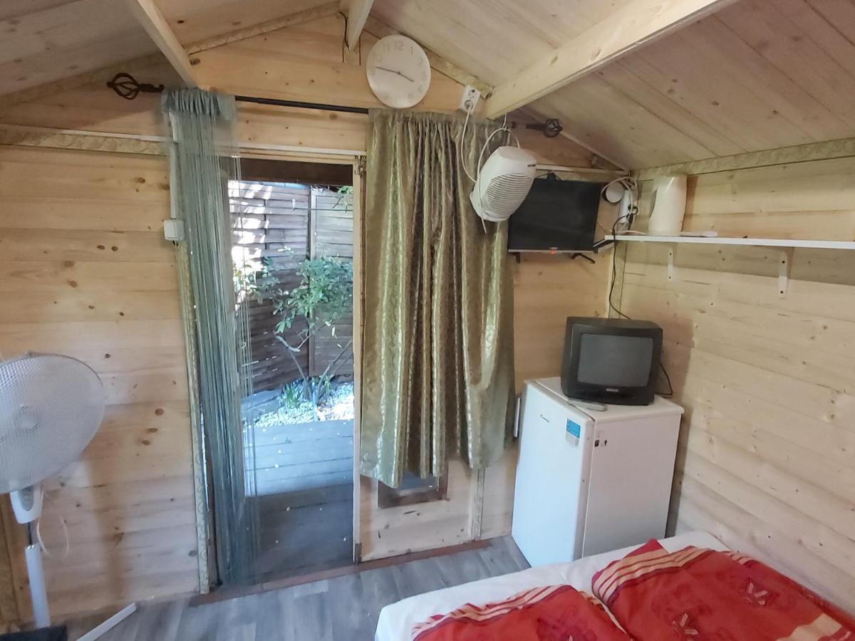 Relax Bungalow Terrace, Glamping Fahaz Сиофок Екстериор снимка